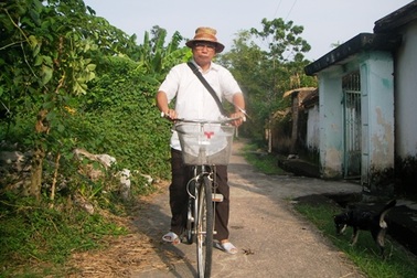 30 năm đạp xe “tìm” người nghèo chữa bệnh